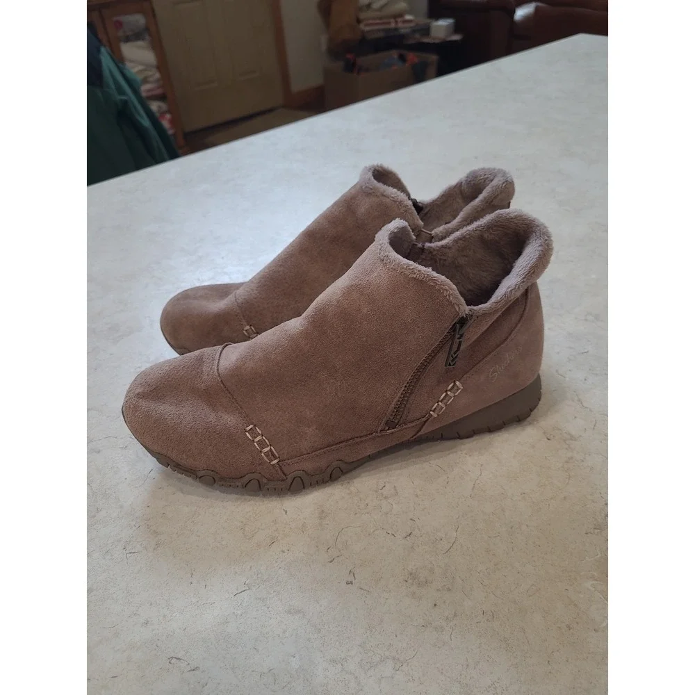 Skechers Wide Width Women SZ 11 Memory Foam Air cooled Tan Suede‎ lined booties